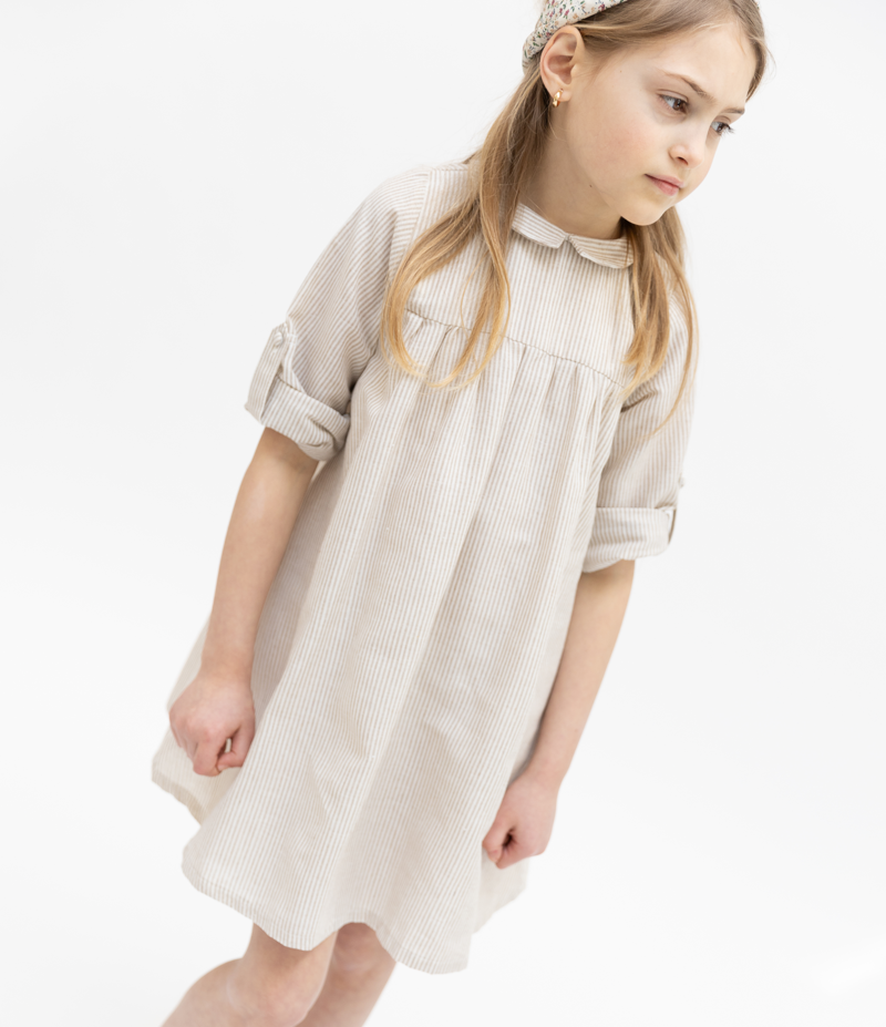 Vestido de lino con cuello a rayas