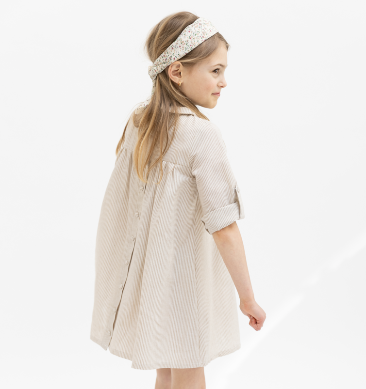 Vestido de lino con cuello a rayas