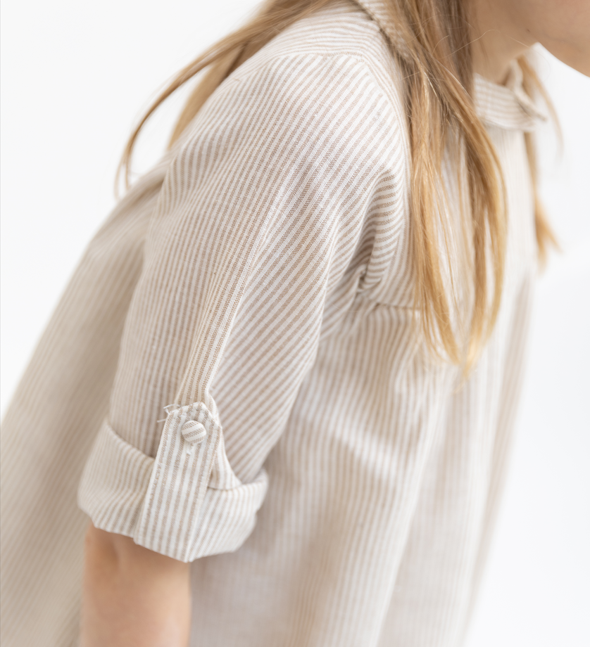 Vestido de lino con cuello a rayas