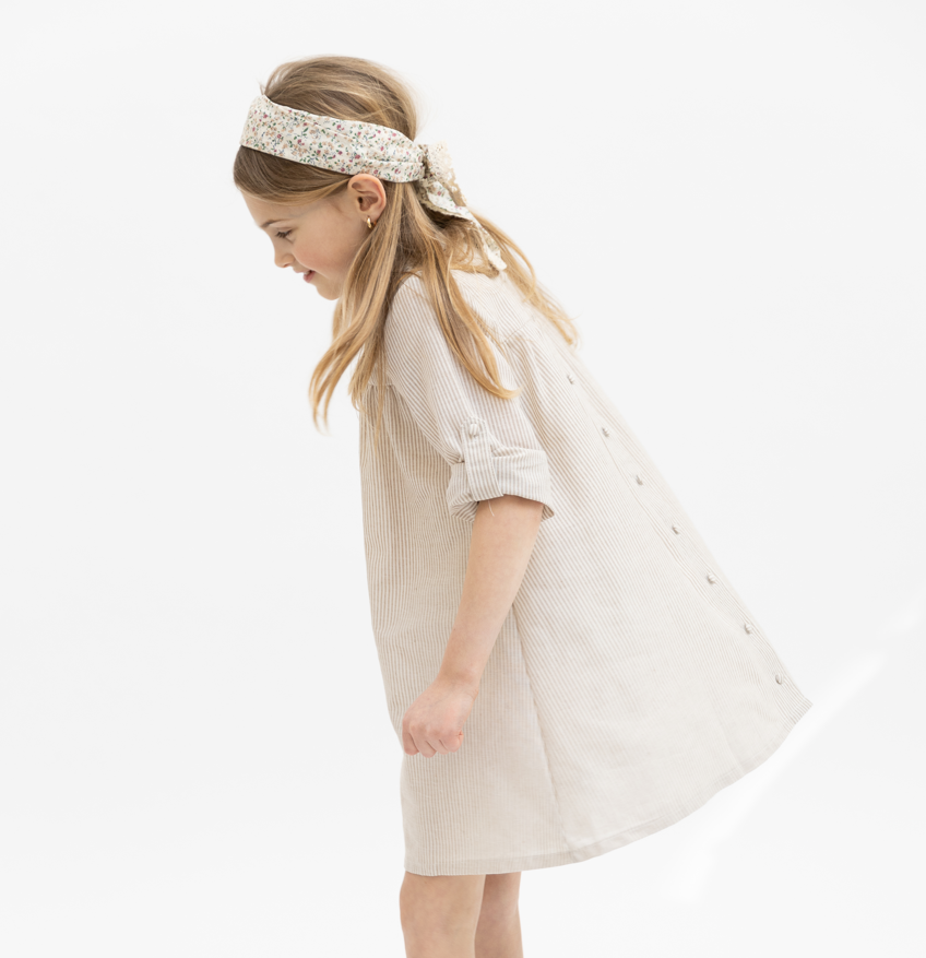 Vestido de lino con cuello a rayas